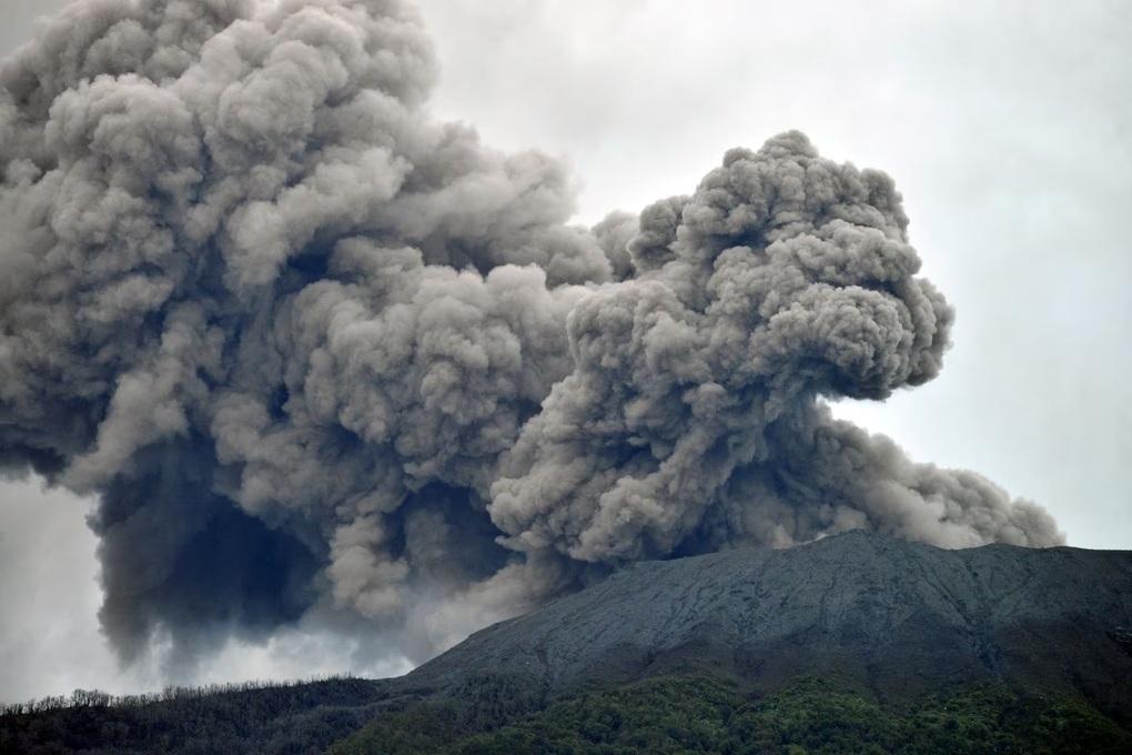 Núi lửa Indonesia phun trào, 11 người leo núi thiệt mạng - 1