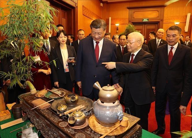 Tổng Bí thư Nguyễn Phú Trọng và Tổng Bí thư, Chủ tịch nước Trung Quốc Tập Cận Bình nghe giới thiệu về trà.
