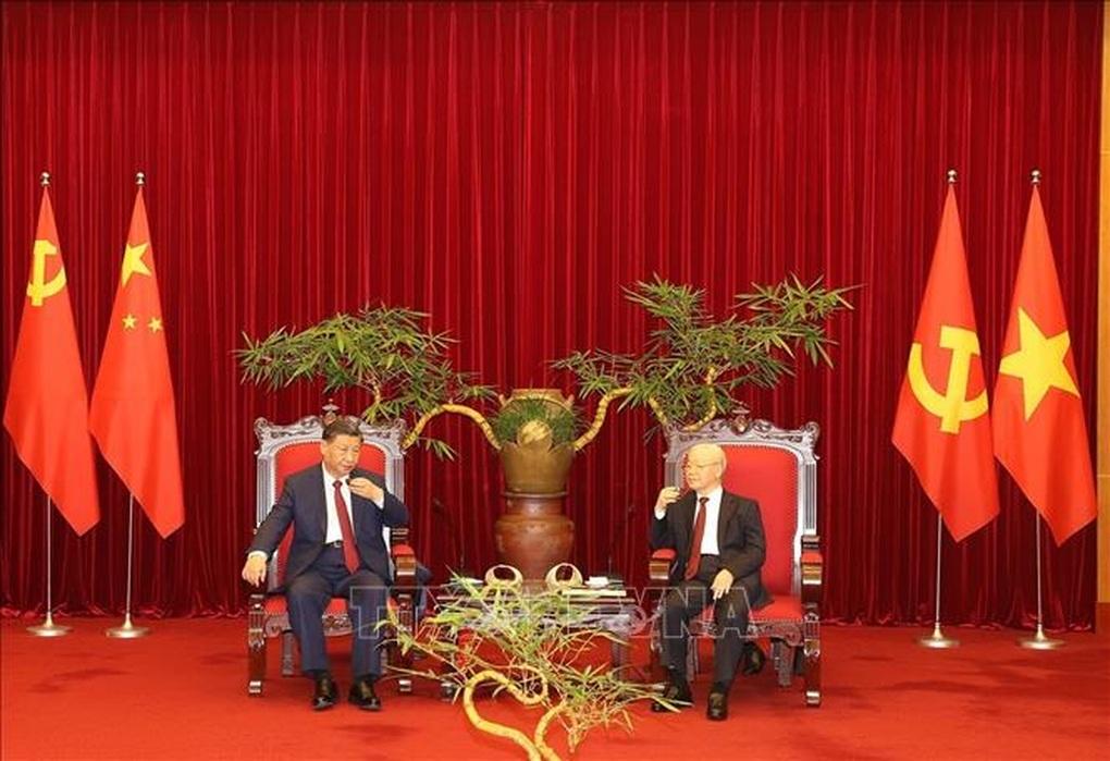Tổng Bí thư Nguyễn Phú Trọng mời Tổng Bí thư, Chủ tịch nước Trung Quốc Tập Cận Bình thưởng thức trà.