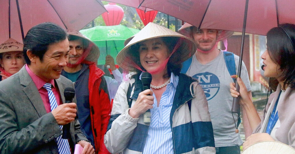 Đoàn du khách Ý đội nón lá, nhảy dưới mưa 'xông đất' phố cổ Hội An