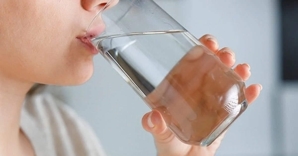 Vì sao nên uống một cốc nước ấm khi bụng đói?