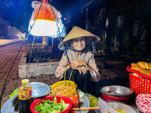 Bánh mì xíu mại rẻ nhất Việt Nam, '2.000 đồng/ổ cũng bán' của cụ bà 87 tuổi
